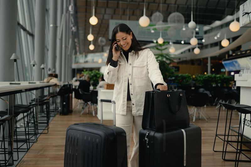 airport-woman-with-baggage-sas.jpg